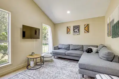 Image de 3 Mi to Dtwn Temple: Group-Ready Home w/ Yard