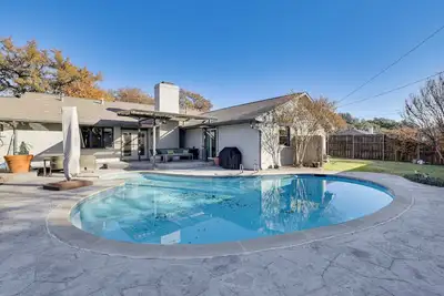 Image de 2 Mi to Galleria Dallas: Group Retreat w/ Yard!