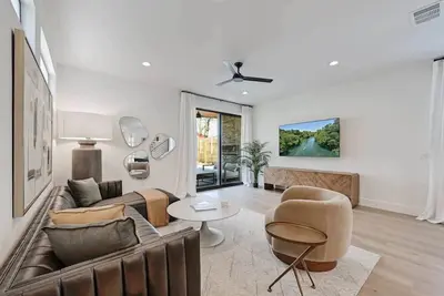 Image de East Austin 5br w Private Pool, Rooftop & Views!