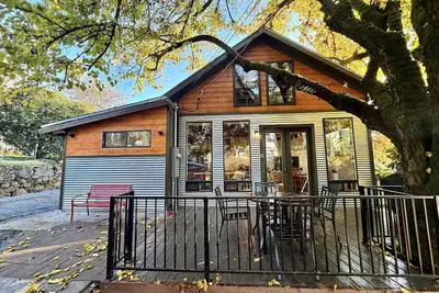 Image de Japandi Loft Home · Radiant Heat · Walk to Coffee and Dining