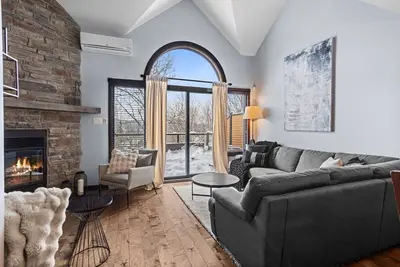 Image de 3-Story Ski-In/Ski-Out Mountain Home