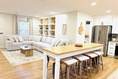 Image de Bluebell Cottage - Renovated, No Checkout Instructions, Close to Downtown