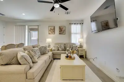 Image de 3 Mi to Casino Del Sol! Home w/ Dog-Friendly Yard