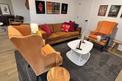 Image de Twin river retreats: 2 adjacent homes, as a premium large group destination.