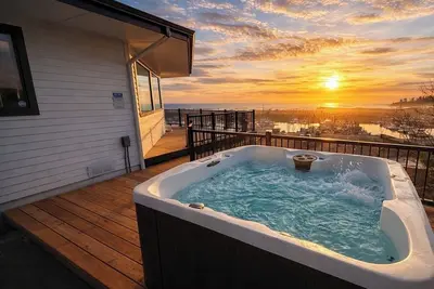 Image de The White Haus - Beach -Wine -Hot tub -Seafood