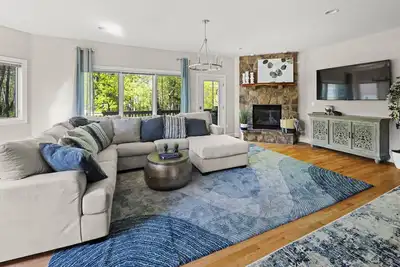 Image de 6 Bed 5 1/2 Bath - Private Hot Tub - Walk to Wisp. Entire Home in McHenry, Md