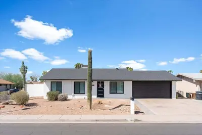 Image de Pool, hot tub, and easy access to golf, dining