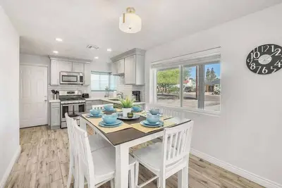 Chic Cozy Hideaway - Urban Phoenix Gem