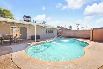 Tempe Oasis w/ Pool, Putting Green, Fire Pit!