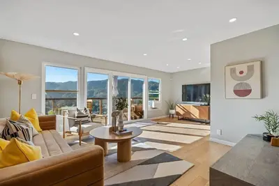 Marbella Lane - Chic Abode w Mountain Skyline