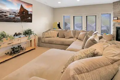 Image de 12 Min to Snowbasin | Hot Tub & Game Room | Sleeps 12