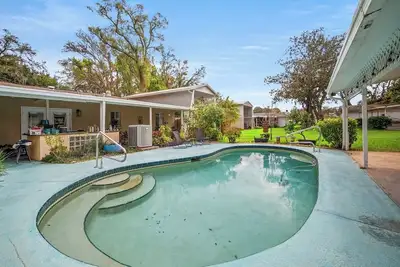 Family Pool Home • Sleeps 8