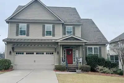 Image de Spacious & Charming 5-Bedroom Family Home in Quiet Evans Neighborhood.