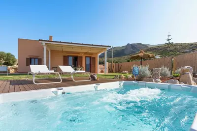 Image de Villa by the sea with pool