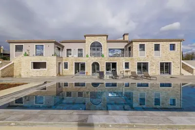 Image de Maison de vacances privée avec bain à remous, piscine privée, climatisation, Wifi, Tv, terrasse
