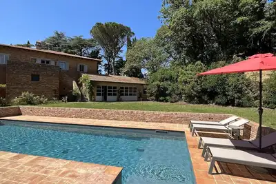 Image de Belle maison de vacances privée avec Wifi, sauna, piscine privée, bain à remous et Tv