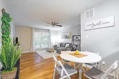 Image de 15 Min Walk To Campus with Free Parking - Close Downtown