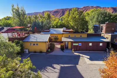 Image de New Listing! The Wingate Flat 4 | Downtown Basecamp