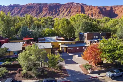 Image de New Listing! Moab Group Retreat | 4 Private Units | Downtown Location