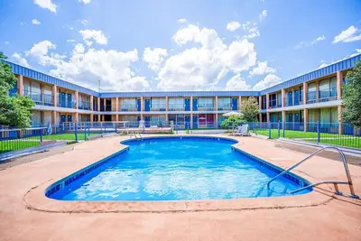 Image de Peaceful Stay w/ Seasonal Pool & Private Bath Near Comanche National Museum