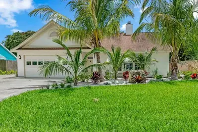 Image de 2/2 Vacation Pool Home Close to Beach!