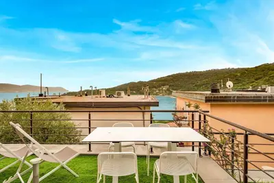Image de Bienvenue au Le Margherite, une maison de vacances située dans la splendide ville de Portovenere, dans une zone panoramique offrant une vue imprenable sur la mer. Ce studio accueillant est le choix idéal pour ceux qui souhaitent passer des vacances re