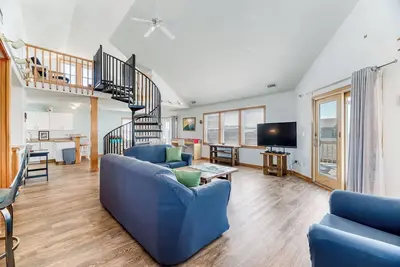 Image de Pet-friendly oceanside Hatteras home just 200' from beach access!