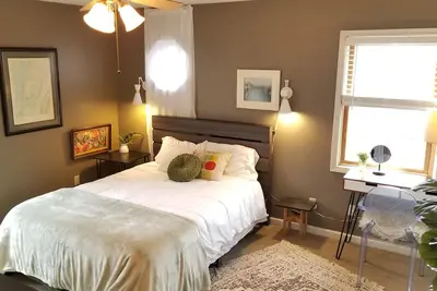 Image de Serene 4 bedroom home w/ 180 degree view of Lake Ontario & a hot tub!