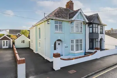 Image de 5 minute walk to beach, restaurants and pubs. Family and pet friendly 4bed house