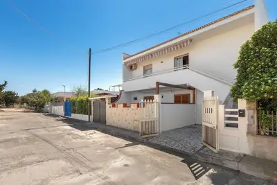 Image de Nando`s Bellavista House By BarbarHouse