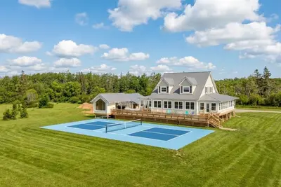 Image de Beachfront, sandbar, 8p sauna, pickleball court, 6br, outdoor kitchen and more