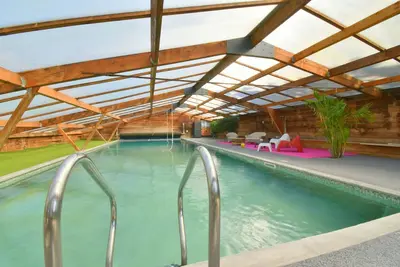 Image de Gîte 8 chambres, piscine couverte et bassin chauffé, espace vert 5000m2.