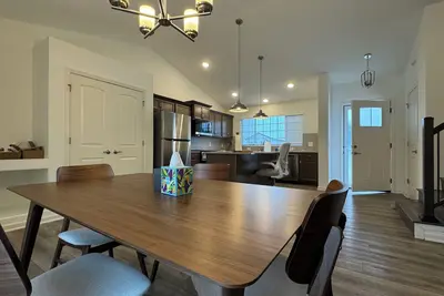 Image de Modern & Spacious Home with Full Kitchen & Laundry