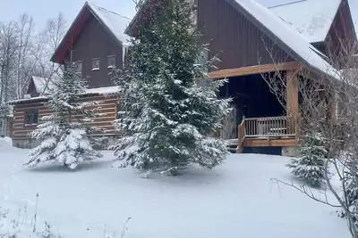 Image de Charming Mountaintop Cabin with Ski In/Out, Golf Simulator, New Hot Tub & Arcade