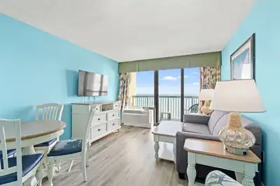 Beachfront End Unit Condo with Pools and Hot tubs
