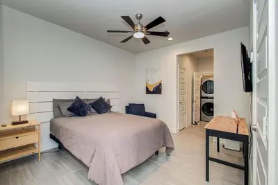 Image de Near Nrg Park • Pool Access • Sleeps 2