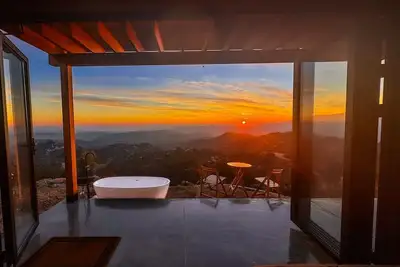 Image de The New Way cabin: off-grid tiny cabin with ocean and mountain views.