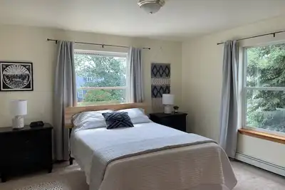 Image de Wildflower Suite - Cozy 3-bedroom in Anchorage