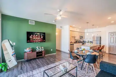 Image de Game Day Ready Balcony, Pool Gym Parking Wd