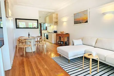 Image de Bronte Beach Coastal Escape. 200 Steps to Bronte Beach. 2 bedrooms + 1 bathroom.