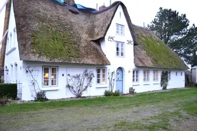 Image de This beautiful thatched house has: a large living room, open-plan kitchen and