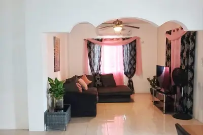 Image de Airbnb Portmore Jamaica. Entire House. Ac and Tv in all rooms. Garden. Parking
