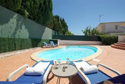 Image de Beachfront location - Ideal family home - Pool & garden