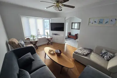 Image de Single home close to downtown, hospitals, shops, and mall.