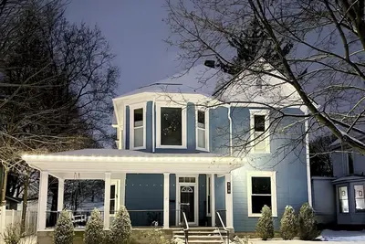 Blue Haven on Wiley, Steps to Downtown, Sleeps 10