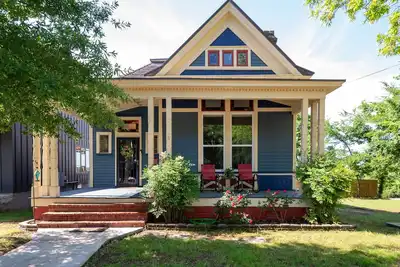 Image de Beautiful two-bedroom cottage nestled in the heart of vibrant SoMa.