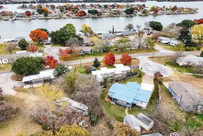 Image de Comfortable & cozy 3 bedroom - walking distance to lake! Shared Dock Available