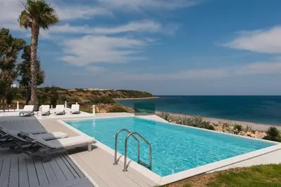 Image de Waterfront 7-Br Villa • Pool, Gym & Beach Access