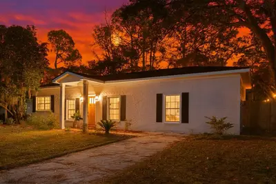 Image de Stylish 4br/3ba Home w/ Cozy Backyard Oasis