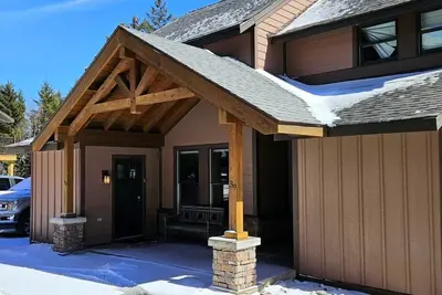 Image de Cozy family friendly 3-bedroom townhome in snowy getaway near slopes and village